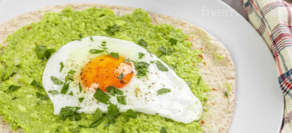 AVOCADO BREACKFAST PIZZA